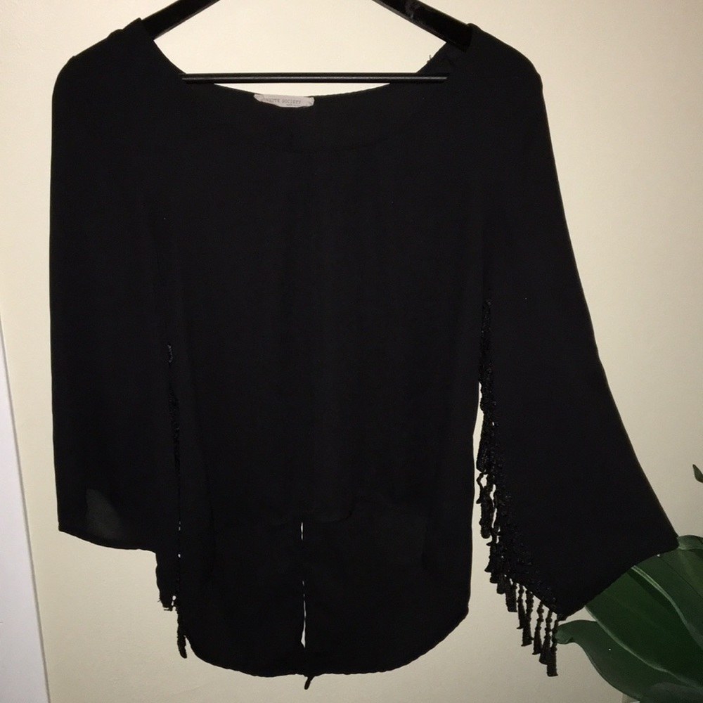 Black top w/fringed sleeves and slit in back